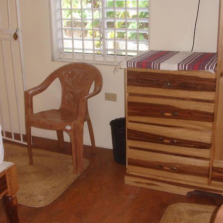 Finjam Cottage Port Antonio Room photo